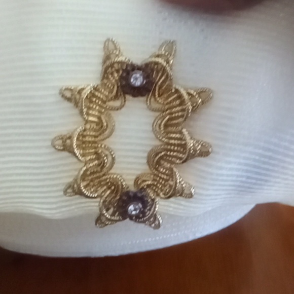 Cream hat with Gold Broach - Picture 2 of 3